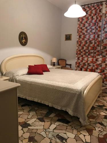 モンテロッソ・アル・マーレにあるAppartamento Jolie - Vicino alle spiagge con ACのレンガの壁、ベッド付きのベッドルーム1室