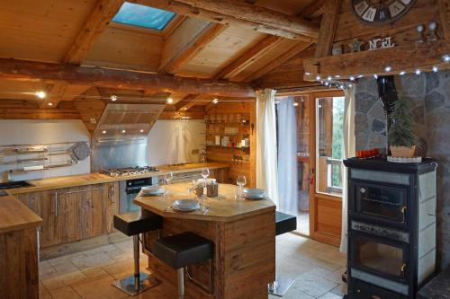 - une grande cuisine avec une cuisinière dans une cabine dans l'établissement Les chalets du Rosay, à Saint-Jean-de-Sixt