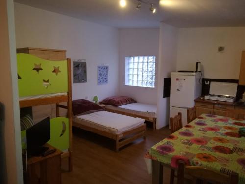 a room with two bunk beds and a kitchen at Pokoje U Anny i Łukasza in Swornegacie 