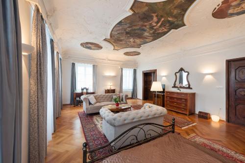 un salon avec un plafond avec un tableau dessus dans l'établissement Codelli Deluxe Fresco City Centre APP With Balcony, à Ljubljana