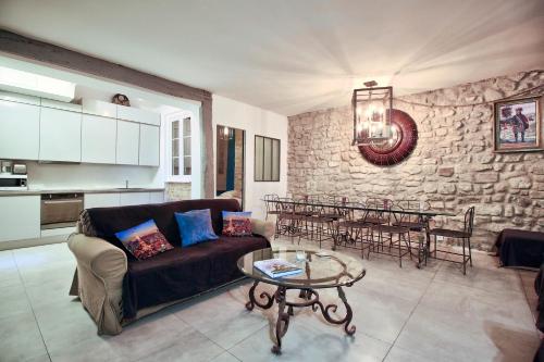 un salon avec un canapé et une table dans l'établissement Maison Marais, à Paris