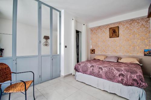 パリにあるMaison Maraisのベッドルーム1室(ベッド1台、テーブル、椅子付)