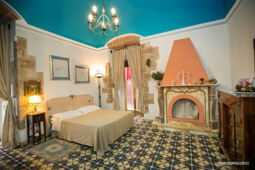 Palo del ColleにあるB&B Savariniのベッドと暖炉のある寝室