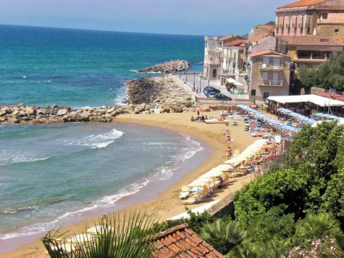 una spiaggia con ombrelloni e sedie e l'oceano di afra Bed & Breakfast a Castellabate