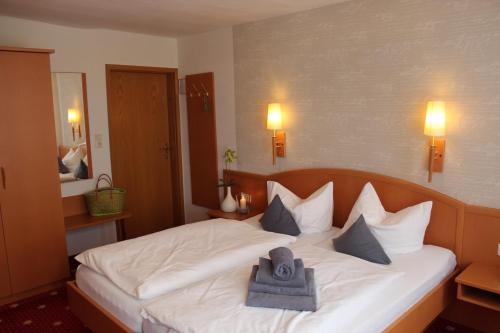 Una cama o camas en una habitación de Ferien- und Wellnesshotel Waldfrieden