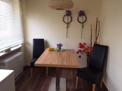 - une table en bois et 2 chaises dans une chambre dans l'établissement FeWo und Zimmer Egert, à Hattenheim