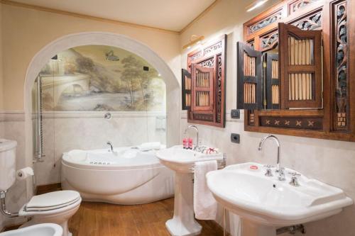 Et badeværelse på Castello di Pontebosio Luxury Resort