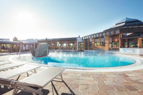 The swimming pool at or close to Hotel Kowald Loipersdorf