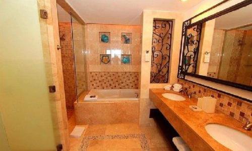 Kupatilo u objektu Suites at Gr Solmar Lands End Resort and Spa