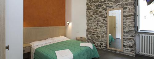 A bed or beds in a room at Hotel La Zorza