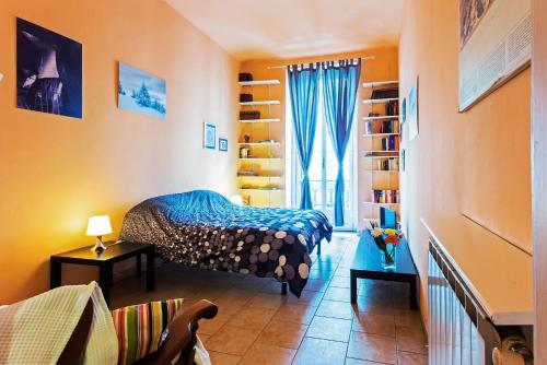 een slaapkamer met een bed, boekenplanken en een raam bij Magenta 55 in Turijn