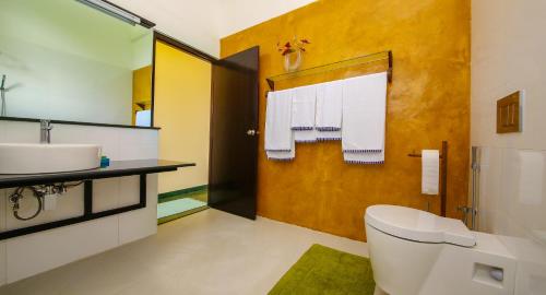 Phòng tắm tại Sath Villa Naadi Ayurveda Resort