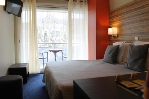 En eller flere senger på et rom på Hotel de France