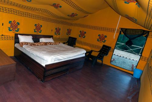 1 dormitorio con 1 cama en una tienda de campaña en Jungle Stays, en Chail