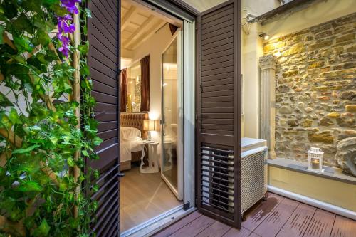 une porte menant à une terrasse avec une plante dans l'établissement Relais Gaia, à Florence