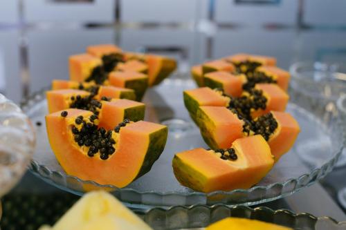 een bord kaas en fruit op een tafel bij Garoto Park Hotel in Floriano