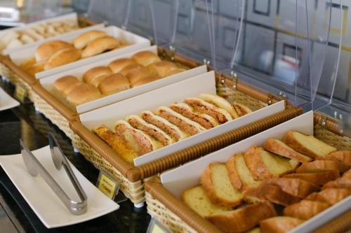 een vitrine met schalen vol brood en gebak bij Garoto Park Hotel in Floriano