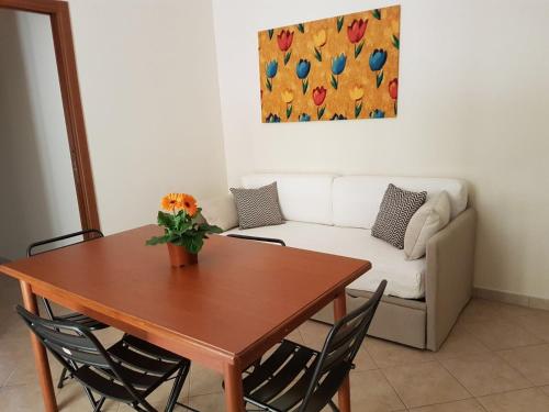 sala de estar con mesa y sofá en Appartamento Vacanza Gliaca en Piraino