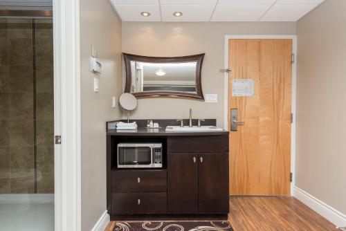 Η κουζίνα ή μικρή κουζίνα στο Hotel & Suites Le Dauphin Drummondville