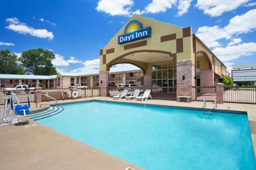 Piscina de la sau aproape de Days Inn by Wyndham Conway