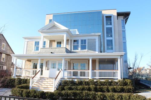 a house with a glass building behind it at The Preston House and Hotel in Riverhead
