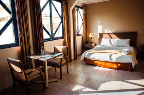 Una cama o camas en una habitación de Hotel Las Peñas