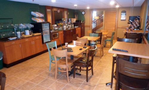 MarshallAmericInn by Wyndham Marshall的有桌椅和柜台的餐厅