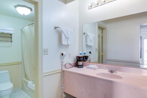 bagno con lavandino e specchio di Anchorage Inn & Marina a Ocracoke