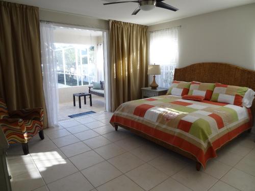 a bedroom with a bed and a living room at Luxury and the beach in Naples