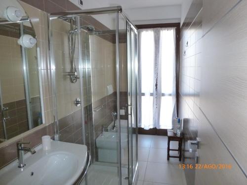 プーラにあるSogno di mareのバスルーム(シャワー、洗面台、トイレ付)