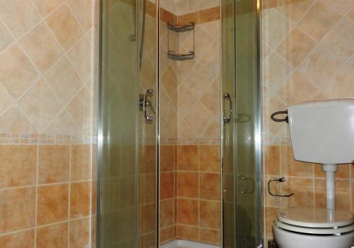 シクリにあるLe volte di Giudittaのバスルーム(トイレ、ガラス張りのシャワー付)