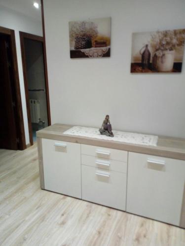 a kitchen with a white counter top in a room at Alojamiento Samumari in Ciudad-Rodrigo