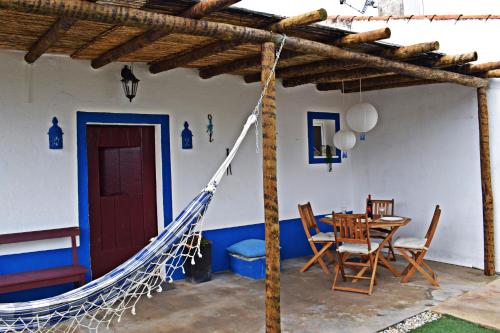eine Terrasse mit einer Hängematte in einem Haus in der Unterkunft Casa do Avô Tó in Reguengos de Monsaraz