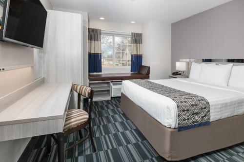 Microtel Inn and Suites Lafayetteにあるベッド