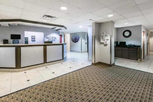 Microtel Inn and Suites Lafayetteにあるテレビまたはエンターテインメントセンター