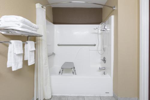 Ένα μπάνιο στο Microtel Inn and Suites Lafayette