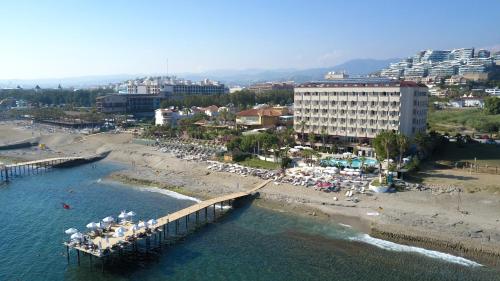 eine Luftansicht auf einen Strand mit einem Pier in der Unterkunft Anitas Hotel in Konaklı