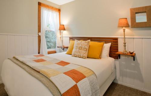Llit o llits en una habitació de Agate Beach Motel