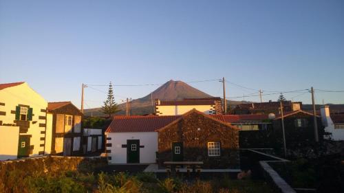 un gruppo di case con una montagna sullo sfondo di Casinha da Avó Jerónima RRAL 1519 a Madalena