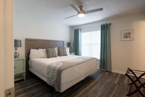 a bedroom with a bed and a ceiling fan at Oasis Villa Retreat in Bradenton