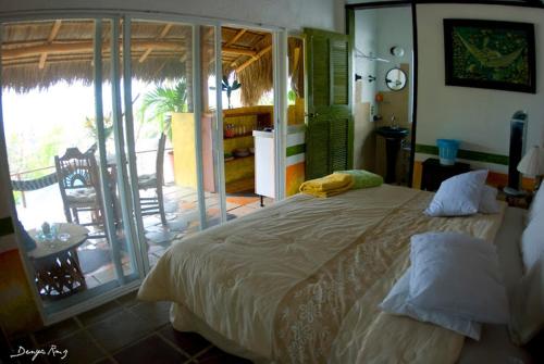 1 dormitorio con 1 cama grande y balcón en Casa Artista en Manzanillo