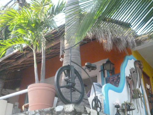 a house with palm trees in front of a building at Casa Artista in Manzanillo