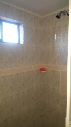 a bathroom with a shower with a red bowl at Miss Leila in San Andrés