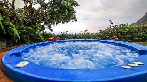 a hot tub with blue water in the middle at Hotel San Buenaventura de Atitlán in Panajachel