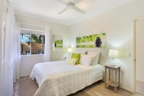 Habitación blanca con cama y ventana en Casa del Sol, en Sunrise Beach