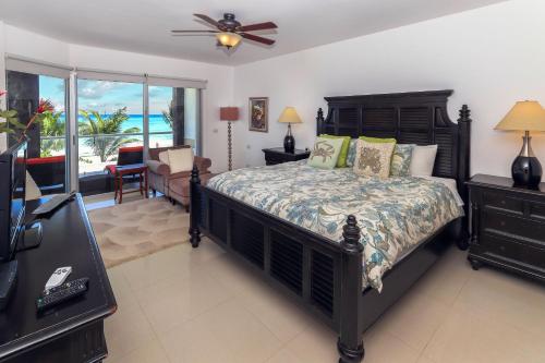 1 dormitorio con 1 cama y balcón con vistas al océano en Condo Corazon - True Beachfront Golf Course Condo - At Mareazul, en Playa del Carmen
