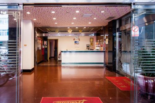 a lobby of a store with a bar in the middle at Ruei Gung Business Hotel Kaohsiung in Kaohsiung