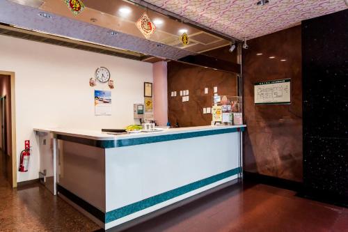 a bar in a restaurant with a counter top at Ruei Gung Business Hotel Kaohsiung in Kaohsiung
