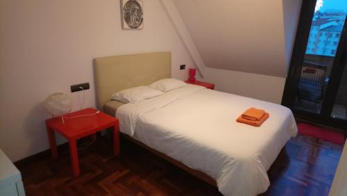オビエドにあるÁtico céntricoの小さなベッドルーム(白いベッド1台、赤いテーブル付)