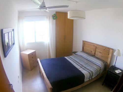 een slaapkamer met een bed en een plafondventilator bij Casa con pileta Aeropuerto Circunvalación Kempes Quorum -cambio oficial- in Cordoba
